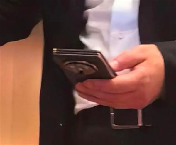  Yu Chengdong shows off Huawei’s triple-folding screen real phone again: ultra-thin circular rear camera