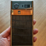 Yu Hao shows off the real Dreame phone! Alligator leather + gold exterior: incredibly luxurious.